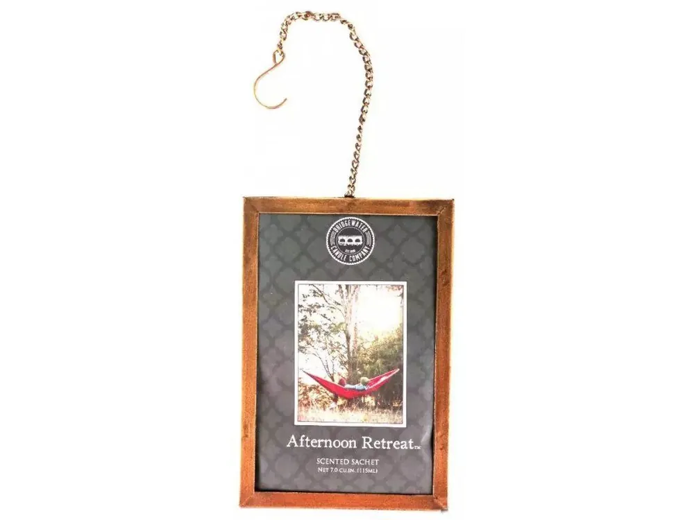 Doprava Zdarma Bridgewater candle company Kovový rámeček na vonné sáčky se závěsem zlatý 17,5×12 cm